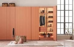 Armario a medida de puertas plegables con frentes de lamas con relieve de Lagrama