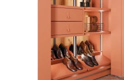 Armario a medida de puertas plegables con frentes de lamas con relieve de Lagrama