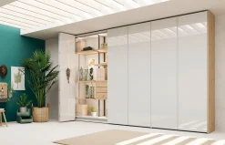 Armario a medida de puertas plegables con frente en cristal lacado de Lagrama