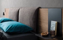 Composición de dormitorio con cabecero Zen II y cojines de Devina Nais