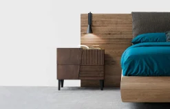 Composición de dormitorio con cabecero Zen II y cojines de Devina Nais