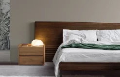 Composición de dormitorio con cabecero Zen al suelo de Devina Nais