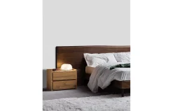 Composición de dormitorio con cabecero Zen al suelo de Devina Nais