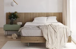 Dormitorio con cabezal de madera Ona de Lagrama