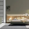 Dormitorio con cabezal de madera y luz led Paralex de Lagrama