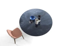 Mesa de comedor Manhattan Ring con pata Monolith de Devina Nais